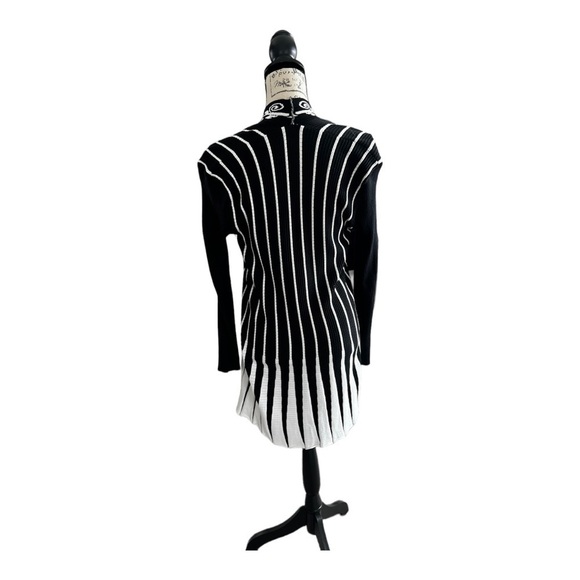 Gorgeous black and white long sweater - Picture 6 of 6